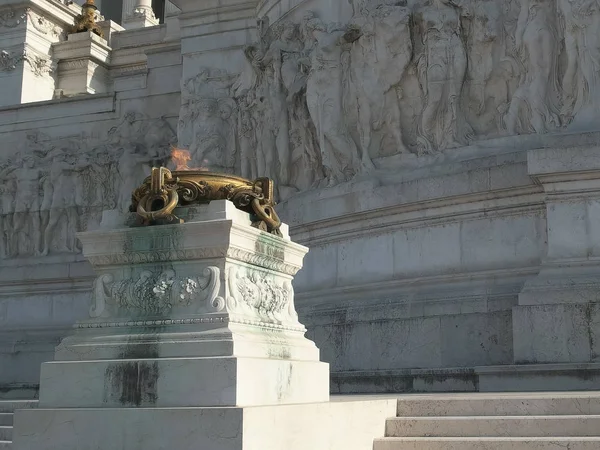 Nahaufnahme der ewigen Flamme am Victory Emmanuel II Monument, rom — Stockfoto