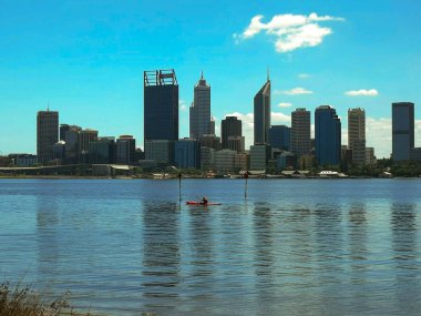 kuğu nehri üzerinde perth ve kayaker