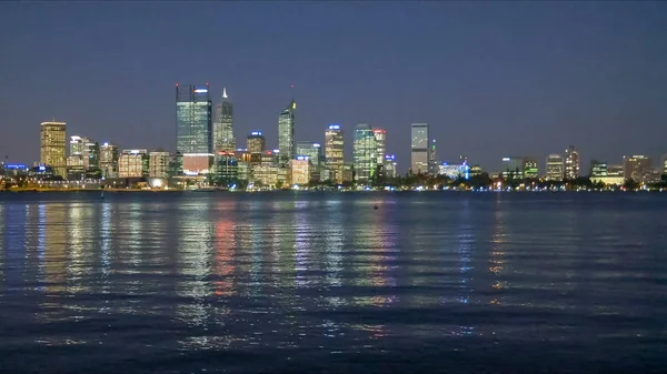 Disparo nocturno del horizonte de perth y el río cisne —  Fotos de Stock