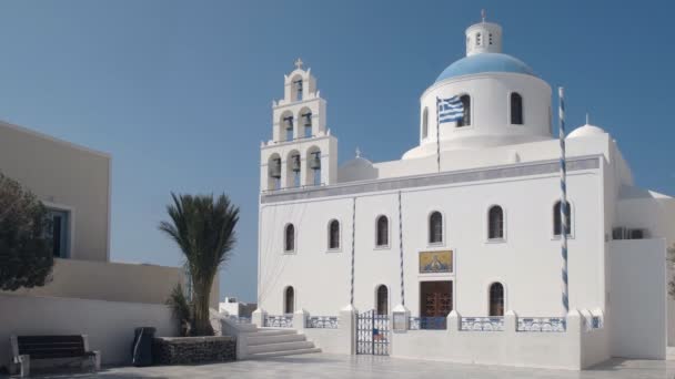 Oia, Griekenland-september, 11, 2016: de kerk van Panagia in Oia, Santorini — Stockvideo