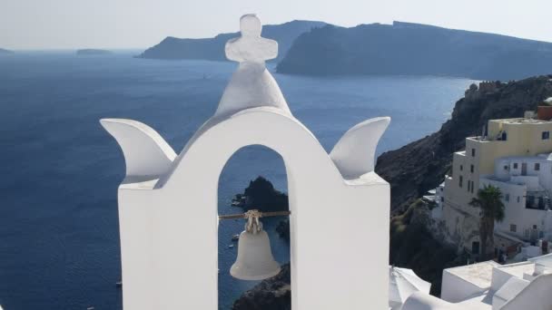 Primer plano de una cruz y campana de la iglesia en oia, santorini — Vídeos de Stock