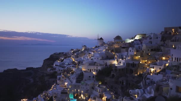 Skymning zoom i skott av byn Oia, Santorini — Stockvideo