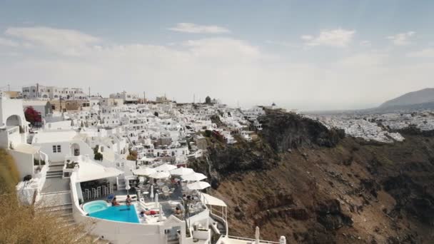 Pannen uitzicht van Imerovigli naar Fira op Santorini — Stockvideo