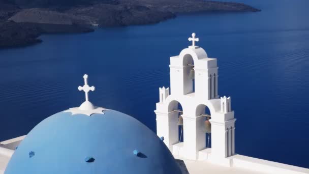 Blisko trzech dzwonów kościelnych w Firze, Santorini — Wideo stockowe