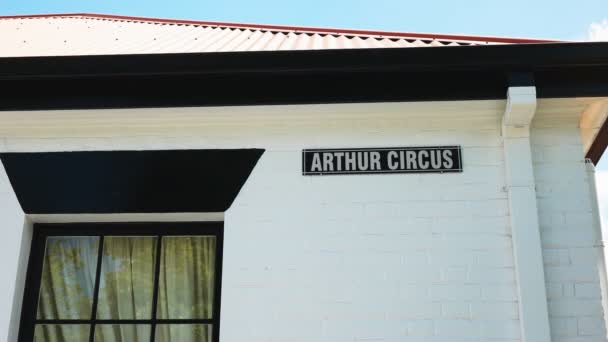 Уличный знак в цирке Артура в точке заряда батареи, Тасмания — стоковое видео