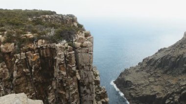 tazmanya cape sütunundaki muhteşem deniz kayalıklarına bakan manzara