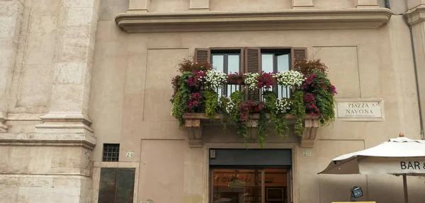 Tiro de uma caixa de janela e um sinal de lugar na piazza navona em roma — Fotografia de Stock