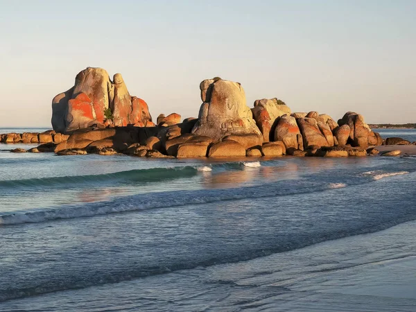 Puesta de sol en las rocas de picnic en Tasmania, Australia — Foto de Stock