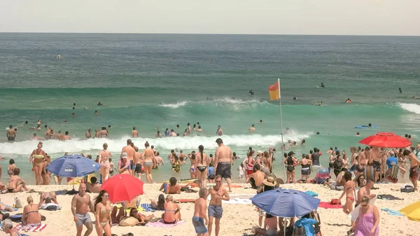 Sydney, Australien - 31. januar 2016: schwimmer und strandbesucher am sydneys bondi beach — Stockfoto