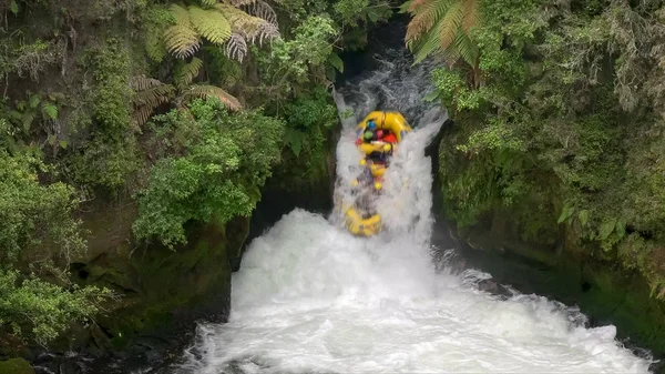 whitewater rafting tutea Yeni Zelanda kuzey adasında düşüyor
