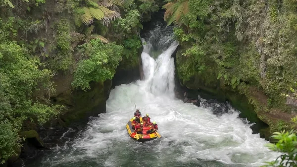 Rotorua, Yeni Zelanda- Aralık 2215: Kaituna Nehri rafting heyecan arayanlar bir grup beyaz su