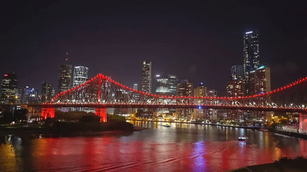 Tiro nocturno del puente de la historia y ferry en Brisbane —  Fotos de Stock