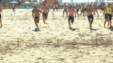 Mooloolaba, Queensland, Avustralya- 22 Nisan 2016: erkekler sörf hayat kurtaran plaj bayrakları yarış
