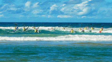 Alexandra Headland, Queensland, Avustralya- 24 Nisan: Avustralya'nın güneşli sahilinde erkekler sörf kayak yarışı geniş atış