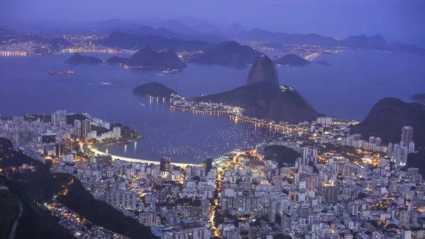 Plano nocturno de botafogo y pan de azúcar mountai en rio de janeiro, brasil — Foto de Stock