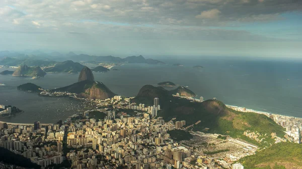 Montanha de pão de açúcar e praia de copacabana no rio de janeiro, brasil — Fotografia de Stock