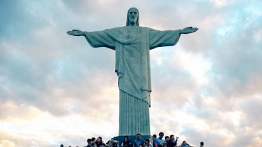 Rio De Janeiro, Brezilya- 26 Mayıs, 2016: gün batımında Rio'daki kurtarıcı heykeli ziyaret edenler