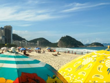 Rio De Janeiro, Brezilya- 25,Mayıs, 2016: Rio de janeiro copacabana plajda şemsiye