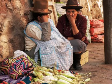 Cusco, Peru- 20 Haziran 2016: İki kadın Cusco'daki bir sokak pazarında mısır satıyor