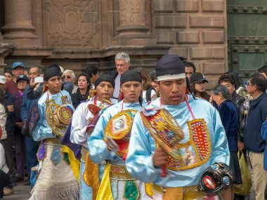 Cusco, Peru- 22 Haziran 2016: Peru'daki Cusco Katedrali'nde dans eden katolik ler