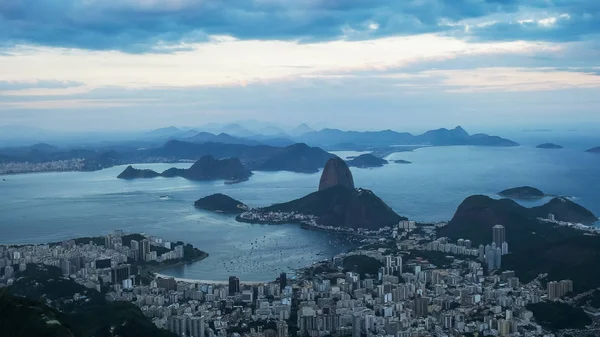 A kilátás Alkonyat a corcavado felé Botafogo és MT Sugarloaf in Rio — Stock Fotó