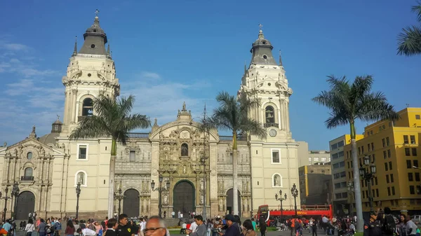 LIMA, PERÚ-JUNIO, 12, 2016: mirando hacia la catedral en lima, perú — Foto de Stock