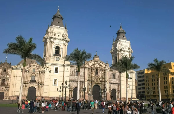LIMA, PERÚ-JUNIO, 12, 2016: frente a la catedral de lima en plaza mayor, perú — Foto de Stock