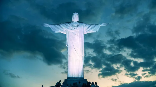 РИО-ДЕ-ЖАНЕЙРО, БРАЗИЛЬ-26, МАЙ, 2016: ночной снимок Христа, статуи Искупителя в Рио — стоковое фото