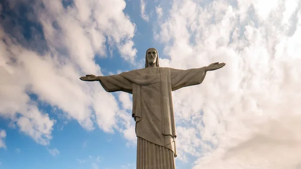 RIO DE JANEIRO, BRASIL - 26 DE MAYO DE 2016: nubes y Cristo la estatua redentora en rio de janeiro — Foto de Stock