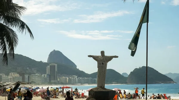 Kristova socha na pláži Copacabana v Rio de Janeiro, Brazílie — Stock fotografie