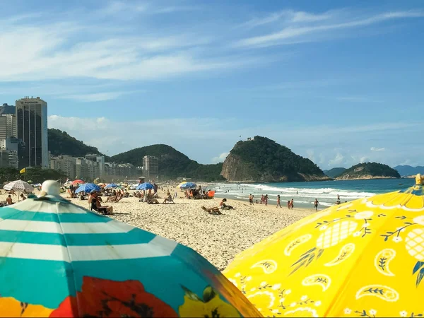 Rio de Janeiru, Brazílie-25, květen, 2016: deštníky na pláži Copacabana v Rio de Janeiru — Stock fotografie