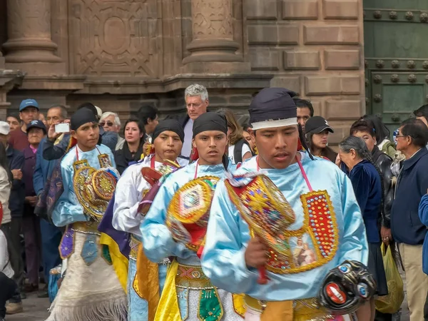 CUSCO, PERU- 22 GIUGNO 2016: fedeli cattolici che ballano nella cattedrale di cusco in Perù — Foto Stock