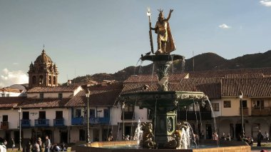 Cusco, Peru- 20 Haziran 2016: plaza de armas, cusco'da pachacuti çeşmesi ve heykeli
