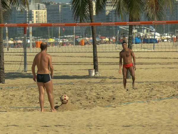 Rio de Janeiro, Brazylia-27, maj, 2016: kick off i punkt grał w footvolley gry na plaży Copacabana w Rio — Zdjęcie stockowe