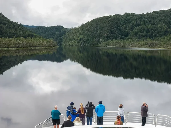 Tazmanya, Avustralya'da bir gordon nehri gezisi zevk turistler — Stok fotoğraf