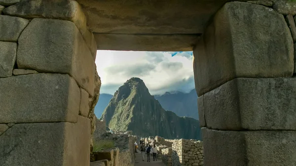 Huayna Picchu zarámovaný kamenným vchodem v Machu Picchu — Stock fotografie