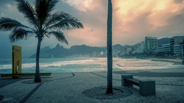 Az ipanema strandon, Rio arpoador a naplementére — Stock Fotó