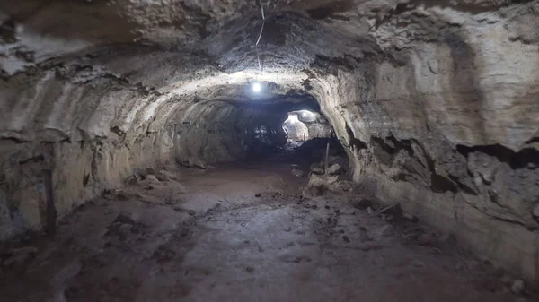 Looking through a lava tube on isla santa cruz in the galapagos — Stock Photo, Image