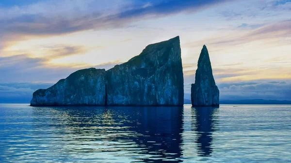 galapagos san cristobal yakınlarındaki leon dormido bir tekne gündoğumu