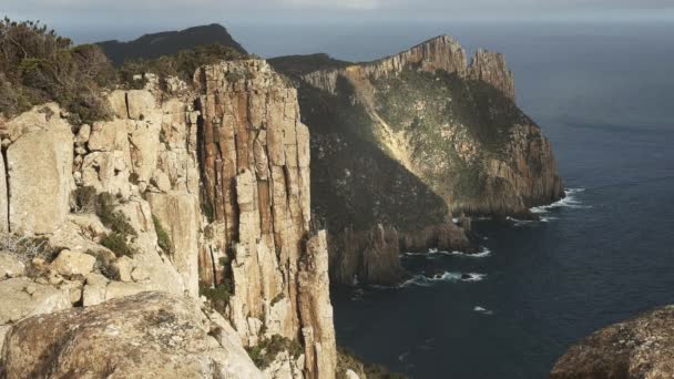 Délutáni kilátás a tengeri sziklák Cape pillér Tasmania — Stock videók