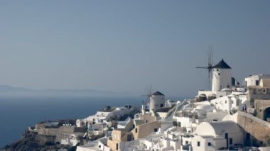 santorini üzerinde oia de evler ve yel değirmenleri