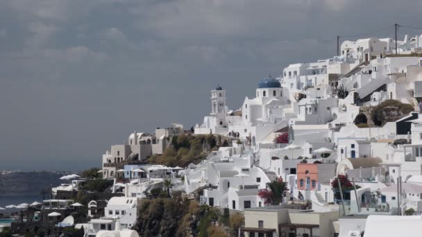 Lage hoek ochtend shot van het dorp van Imerovigli op Santorini — Stockvideo