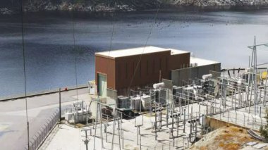 strathgordon barajında kontrol binası ve transformatörleri