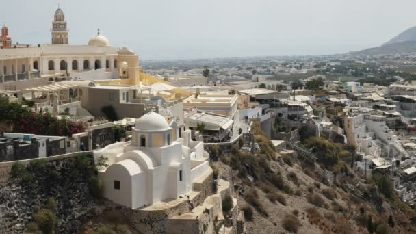 Kirche mit weißer Kuppel und Stadt Fira, Santorini — Stockvideo