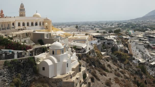 Beyaz kubbeli kilise ve fira kasabası, santorini — Stok video