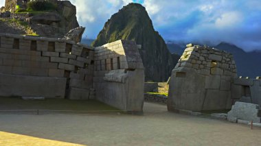 huayna picchu doğru machu picchu tapınak geçmiş bakıyor