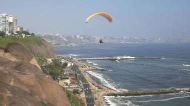 miraflores kıyı şeridi ve lima peru bir yamaç paraşütü