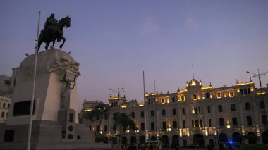 Lima, Peru- 12 Haziran 2016: Lima'daki Plaza San Martin'de heykelin alacakaranlık fotoğrafı