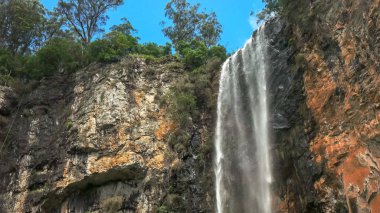 springbrook milli parkta purlingbrook şelale düşük açı çekim