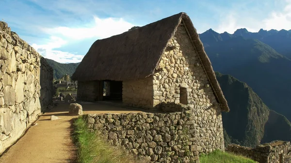 Zrekonstruovaná chata v Machu Picchu za slunečného rána — Stock fotografie